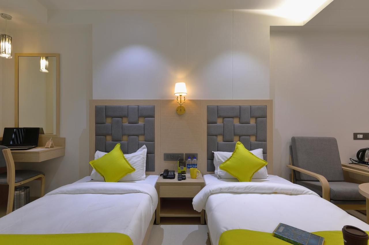 Hotel Sifat International Surat Eksteriør bilde