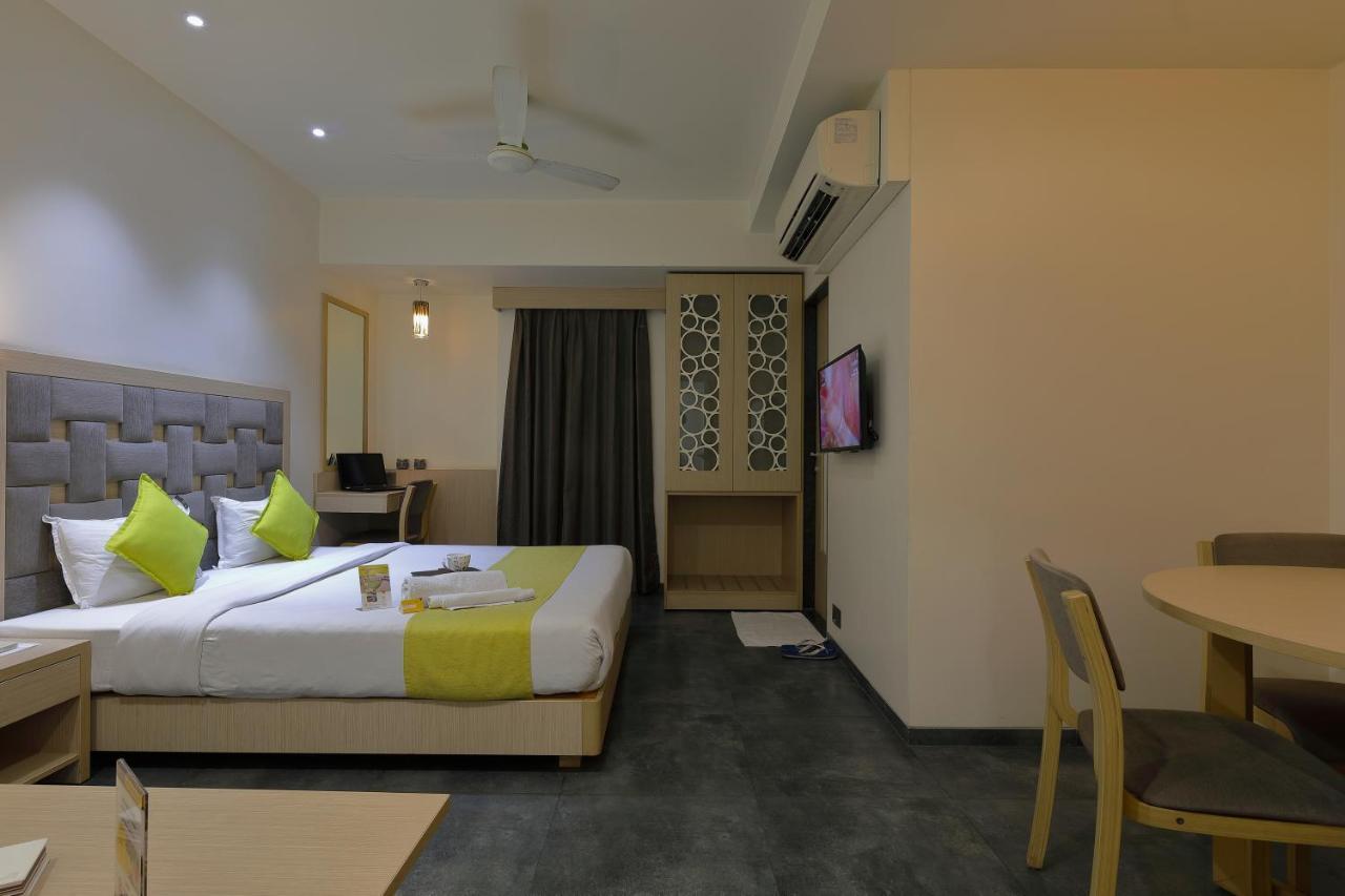 Hotel Sifat International Surat Eksteriør bilde
