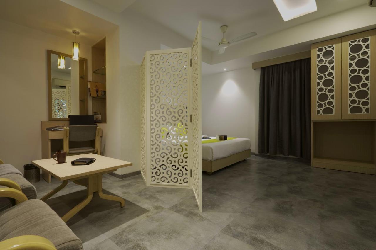 Hotel Sifat International Surat Eksteriør bilde