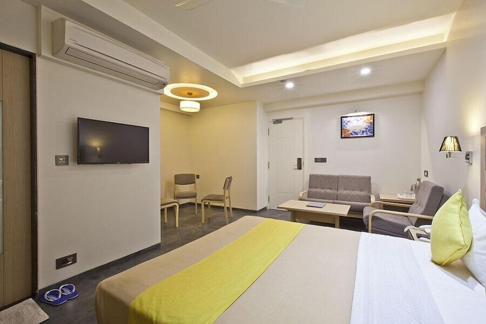 Hotel Sifat International Surat Eksteriør bilde