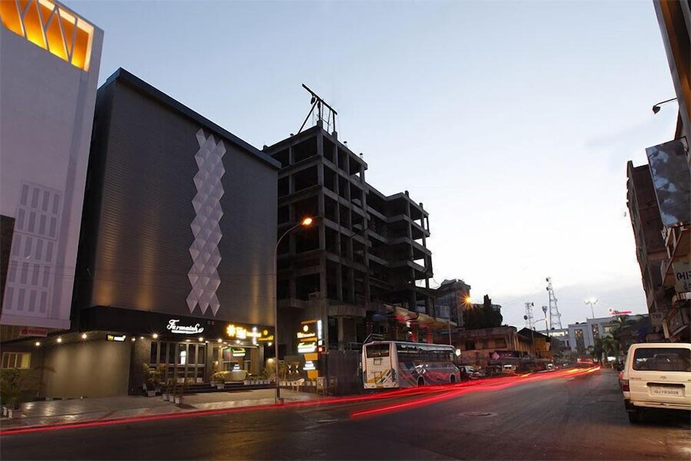 Hotel Sifat International Surat Eksteriør bilde