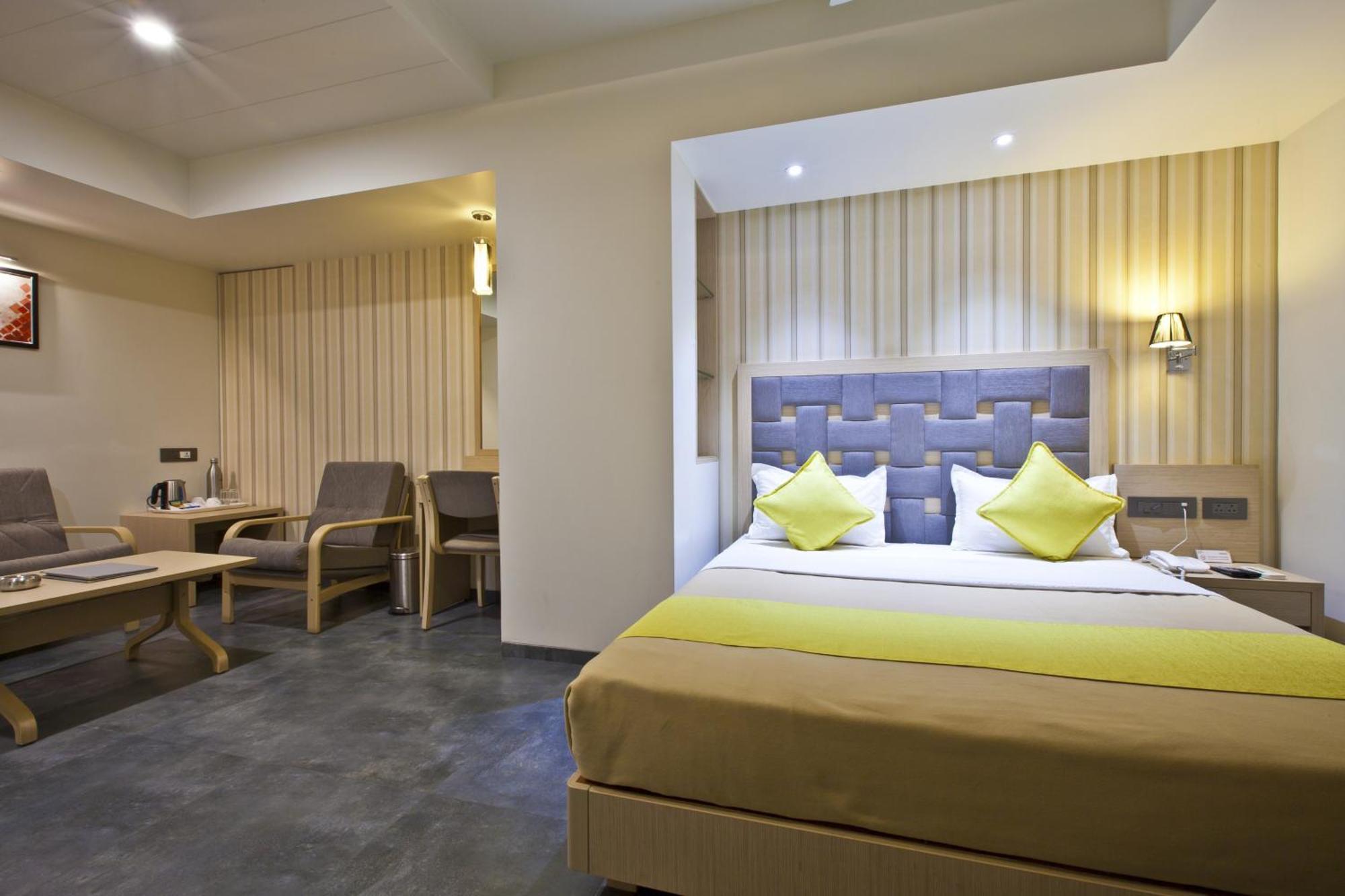 Hotel Sifat International Surat Eksteriør bilde