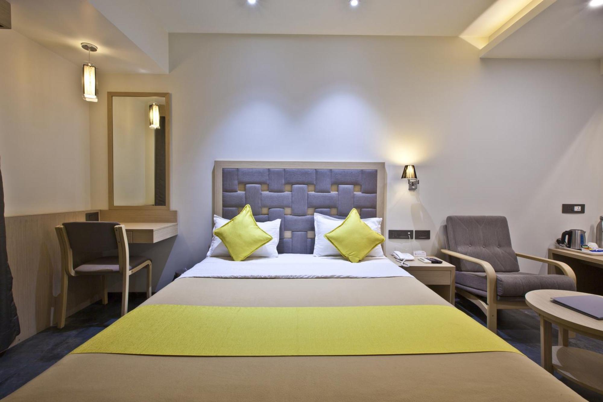 Hotel Sifat International Surat Eksteriør bilde