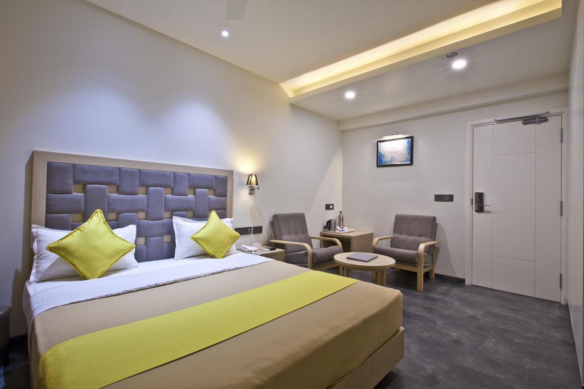 Hotel Sifat International Surat Eksteriør bilde